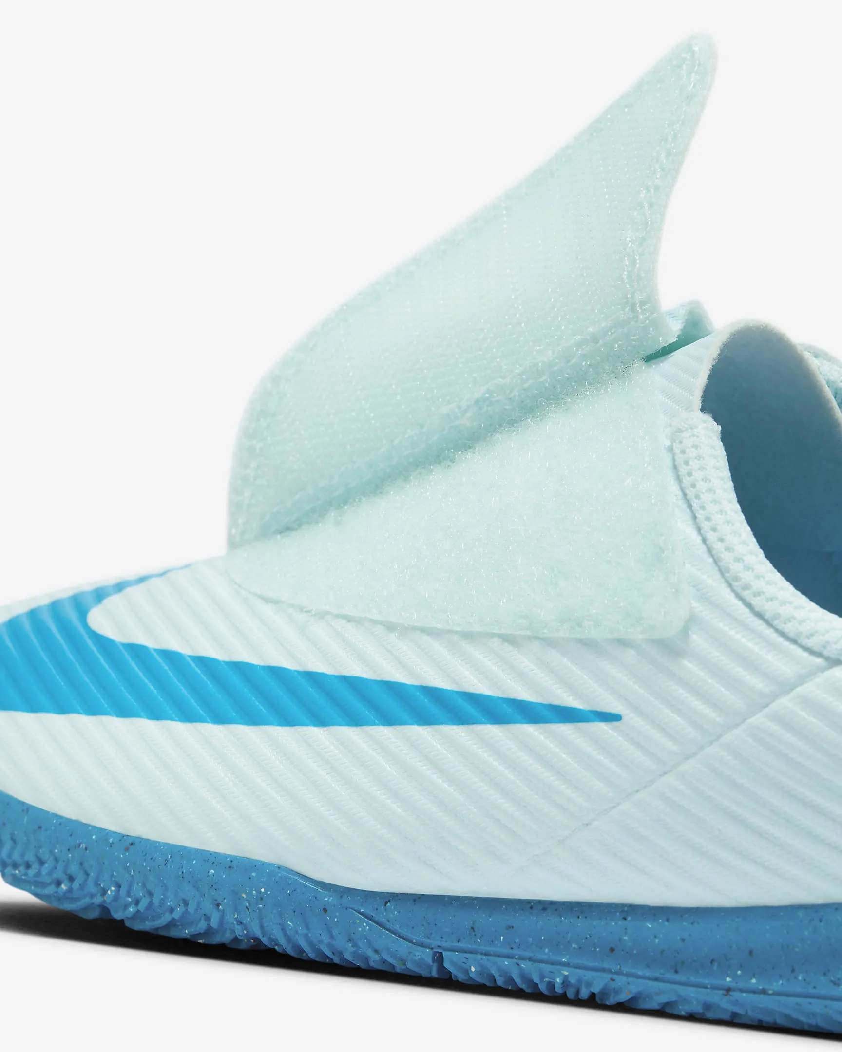 Nike Jr. Mercurial Vapor 16 Club Younger Kids' IC Low-Top Football Shoes