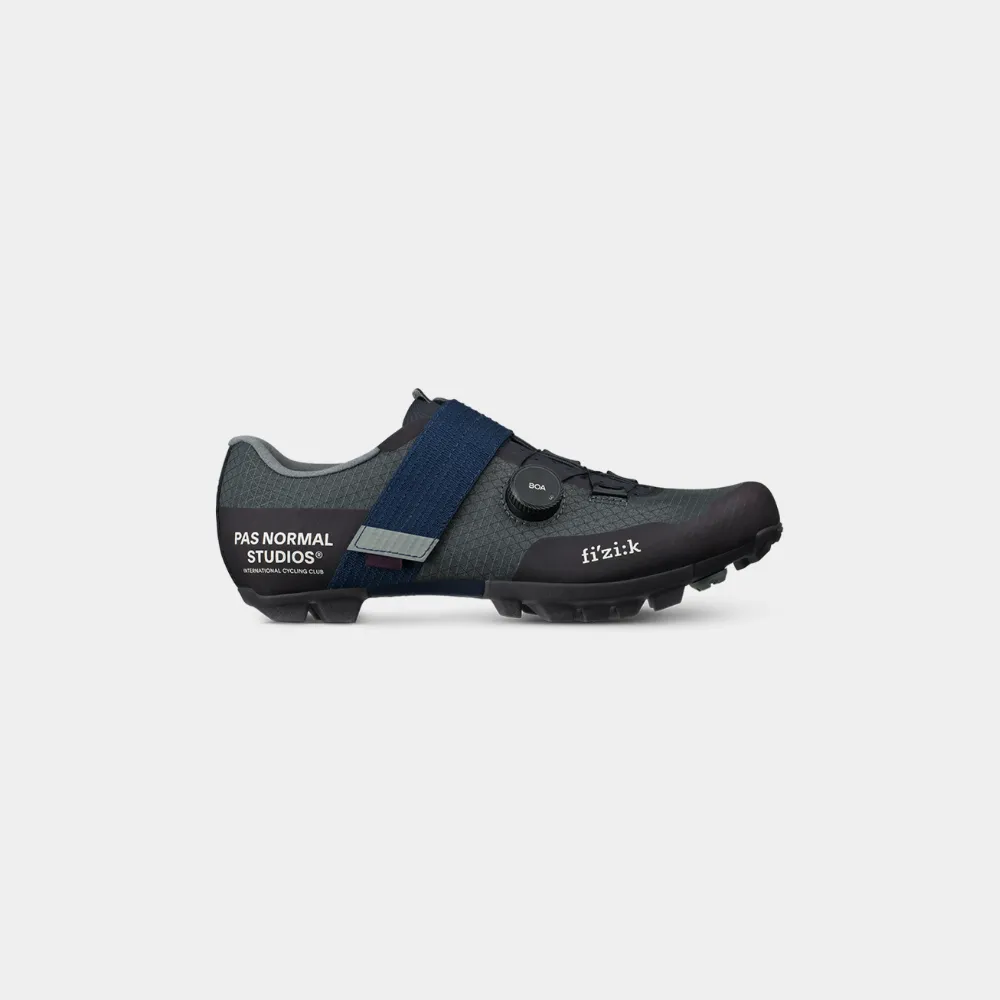 Pas Normal Studios x Fizik Ferox Carbon — Carbon Grey
