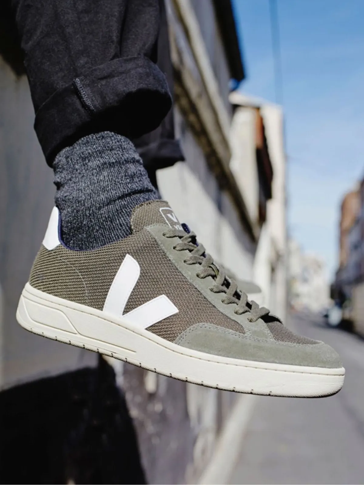 Veja V-12 Vegan B-Mesh - Olive White